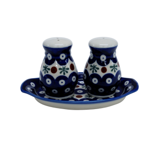 Salt and pepper shakers (A12 D24)