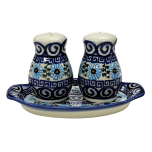 Salt and pepper shakers (A12 D38) 