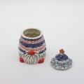 Pojemnik ceramiczny Gnom choinka z pokrywką A523 D3 – ręcznie malowana ceramika bolesławiecka w kształcie gnomka i choinki, dekoracyjny i praktyczny do przechowywania słodyczy lub drobiazgów.
