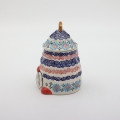 Pojemnik ceramiczny Gnom choinka z pokrywką A523 D3 – ręcznie malowana ceramika bolesławiecka w kształcie gnomka i choinki, dekoracyjny i praktyczny do przechowywania słodyczy lub drobiazgów.