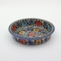 Okrągłe ceramiczne naczynie do zapiekania z Bolesławca, ręcznie zdobiona ceramika bolesławiecka, polskie rękodzieło artystyczne do piekarnika, mikrofalówki i zmywarki.