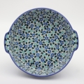 Okrągły półmisek ceramiczny z uszami z ceramiki bolesławieckiej – ręcznie zdobiony tradycyjnym wzorem. Idealny do serwowania mięs, sałatek i przekąsek. Stylowa i trwała polska ceramika.