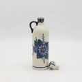 Ręcznie zdobiona ceramiczna butelka z korkiem o pojemności 0,8 l wykonana z tradycyjnej ceramiki bolesławieckiej. Idealna do przechowywania nalewek, oliwy, wody lub jako dekoracja kuchni.