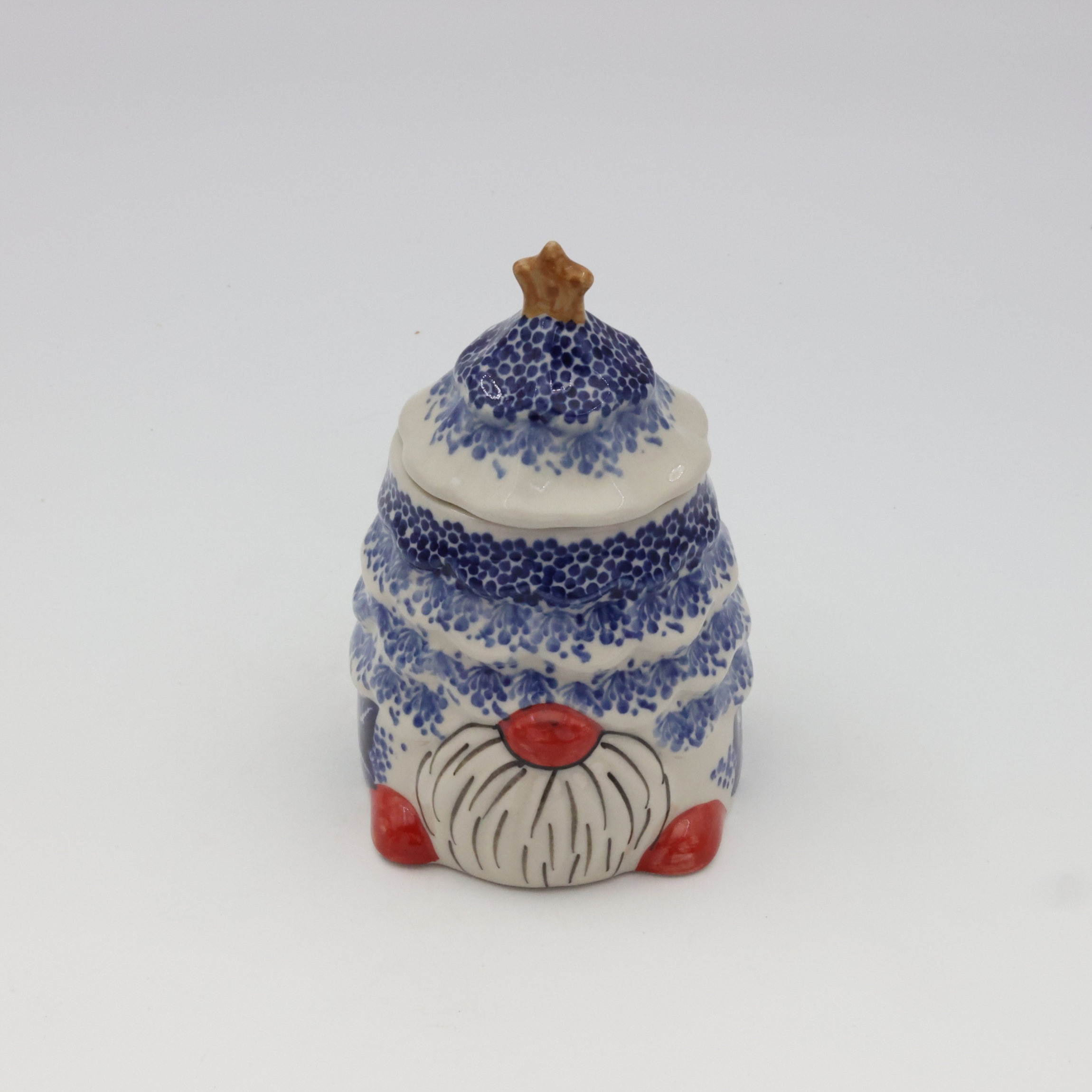 Pojemnik ceramiczny Gnom choinka z pokrywką A523 D108 – ręcznie malowana ceramika bolesławiecka w kształcie gnomka i choinki, dekoracyjny i praktyczny do przechowywania.