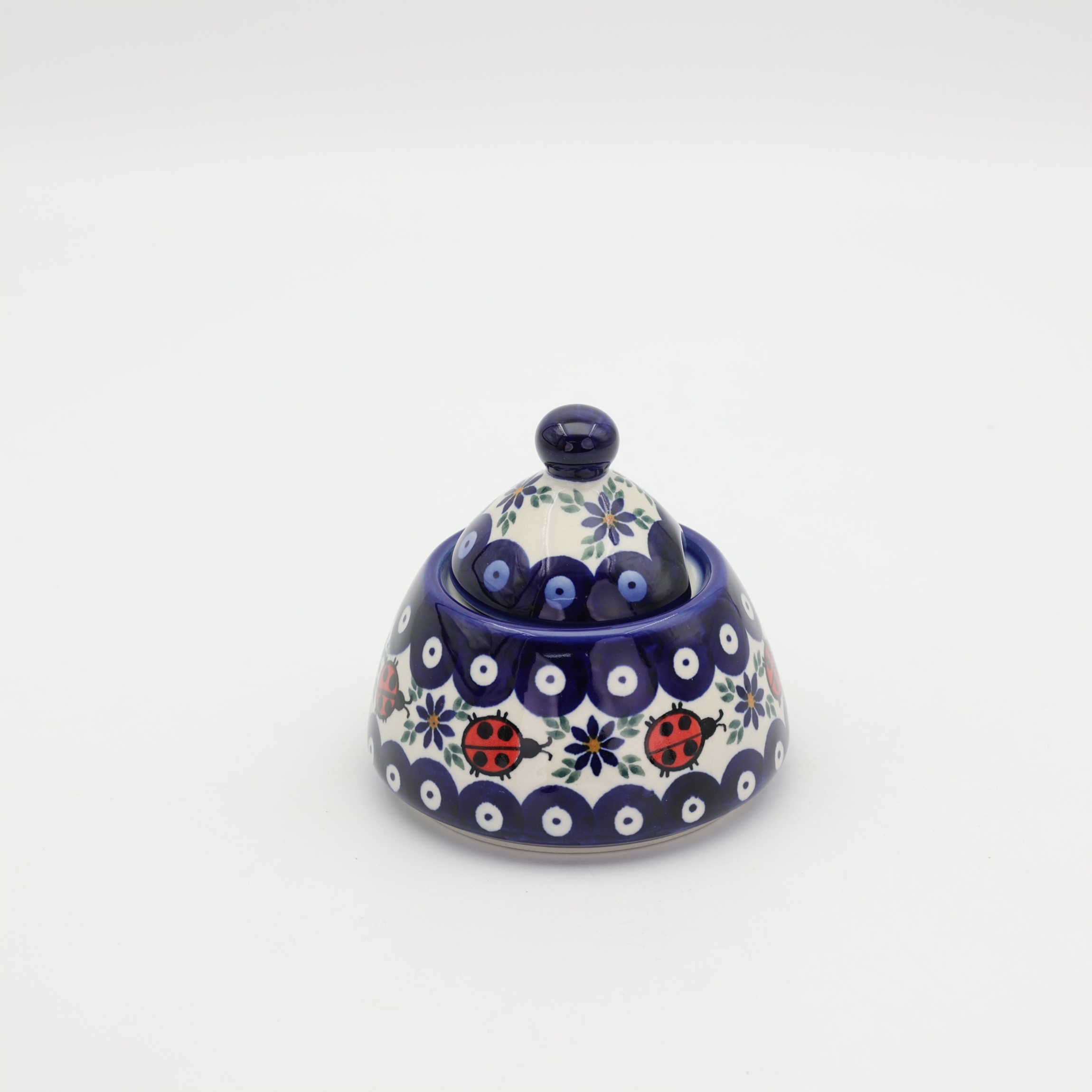 Cukiernica ceramiczna – stylowy dodatek do Twojej zastawy.