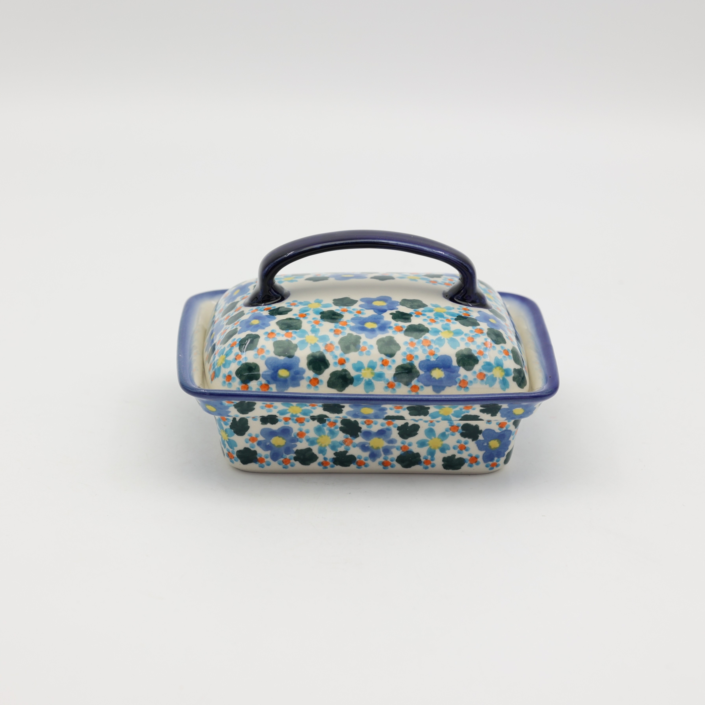 Hand-painted butter dish made from traditional Bolesławiec pottery. A practical and elegant container perfect for storing and serving butter.