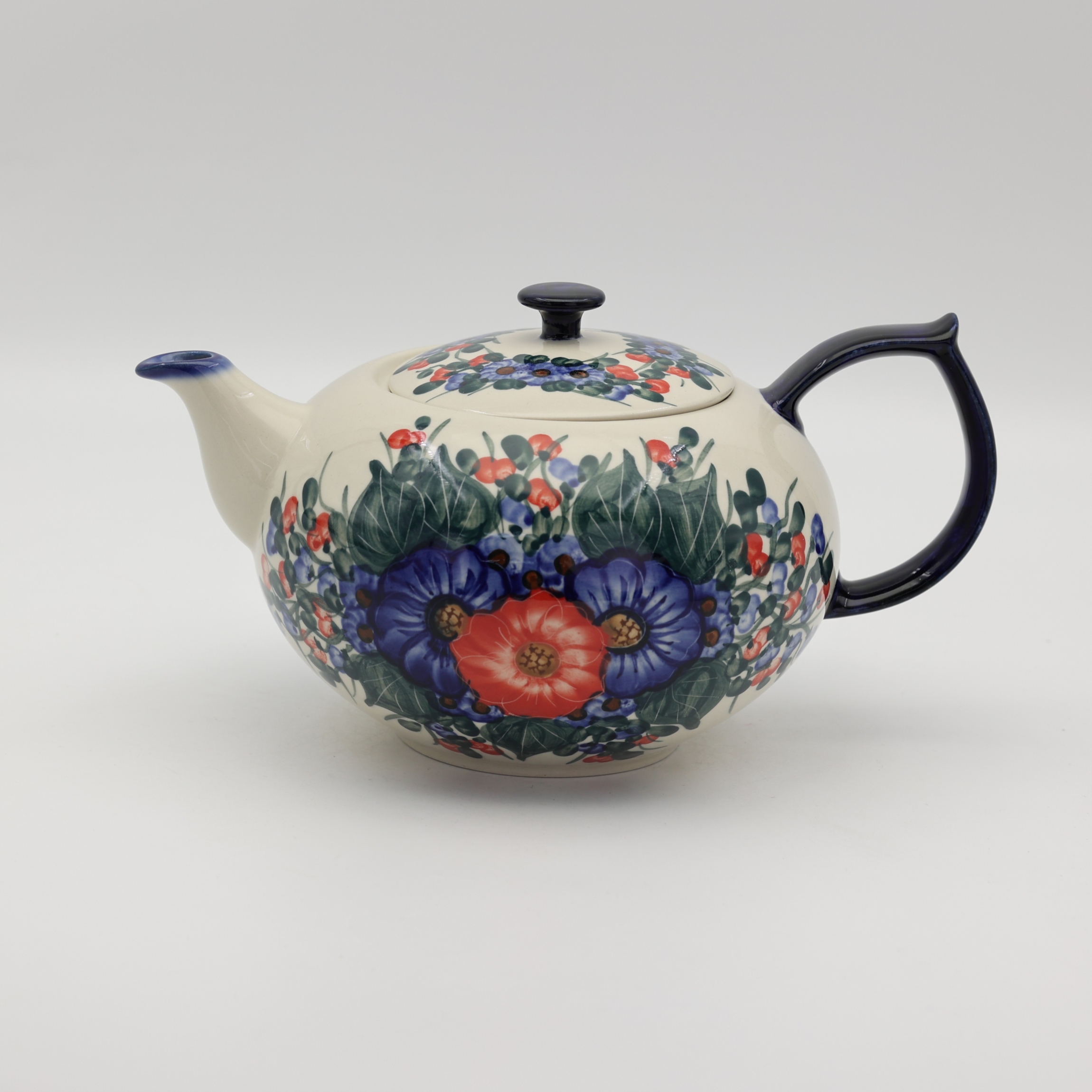 Hand-painted Alladyn teapot 2L made from traditional Bolesławiec pottery. A stylish and functional teapot perfect for brewing tea and serving hot beverages.